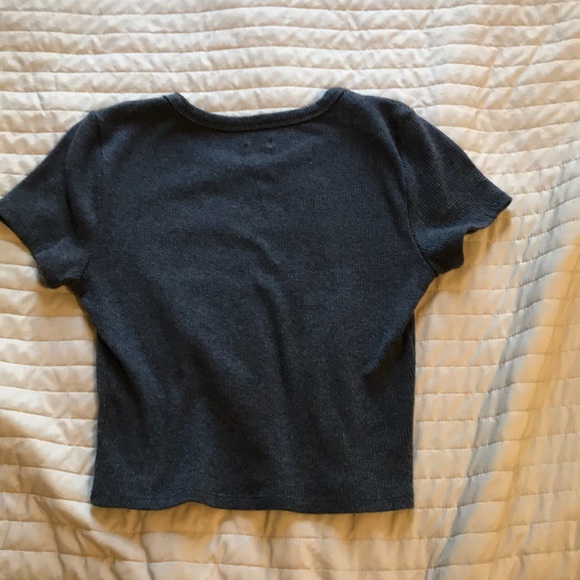 Dark Gray Ribbed Fitted Hollister Crop Top - Picture 2 of 4